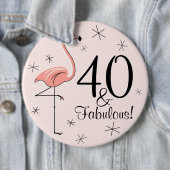 Badge Rond 15,2 Cm Bouton Flamant rose rose '40 et fabuleux ! ' (En situation)