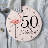 Badge Rond 15,2 Cm Bouton Flamant rose rose '50 et fabuleux ! ' (En situation)