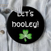 Badge Rond 15,2 Cm Bouton shamrock 'Let's Hooley ! ' noir (En situation)