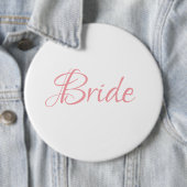Badge Rond 15,2 Cm Bride Pink Script Mariage Élégant Simple Chic (En situation)