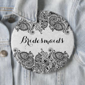 Badge Rond 15,2 Cm BridesMaids blanc et noir Paisley dentelle (En situation)