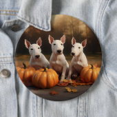 Badge Rond 15,2 Cm Bull Terrier Chiot Automne Citrouille de plaisir (En situation)