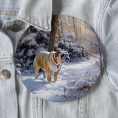 Badge Rond 15,2 Cm Bulldog Qu'Il Neige Noël Brossé (En situation)