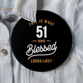 Badge Rond 15,2 Cm Cadeau Anniversaire 51 Ans (En situation)