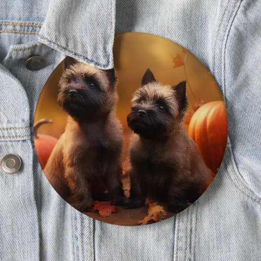 Badge Rond 15,2 Cm Cairn Terrier Chiot Automne Citrouille de plaisir (En situation)