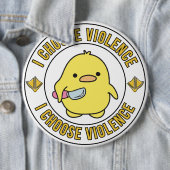 Badge Rond 15,2 Cm Canard jaune drôle avec couteau (En situation)