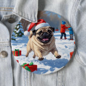 Badge Rond 15,2 Cm Carlin en neige avec Casquette de Noël (En situation)