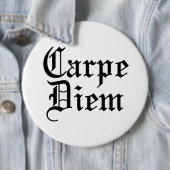 Badge Rond 15,2 Cm Carpe Diem - Saisir Le Jour (En situation)