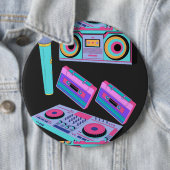 BADGE ROND 15,2 CM CASSETTE, BOUTON MODÈLE AUDIO STYLE (En situation)