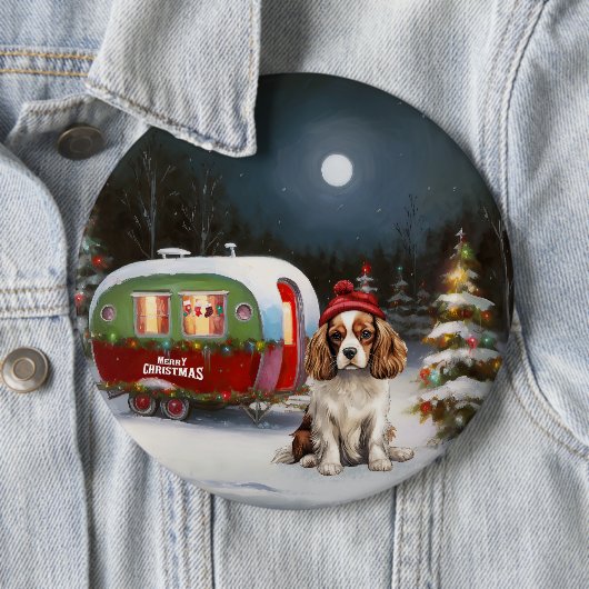 Badge Rond 15,2 Cm Cavalier King Charles Spaniel Caravane Noël (En situation)
