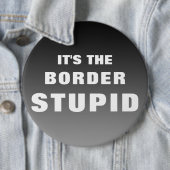 Badge Rond 15,2 Cm C'est la frontière stupide (En situation)
