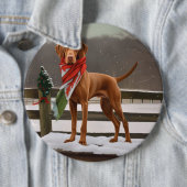 Badge Rond 15,2 Cm Chien de Vizsla à Noël de neige (En situation)