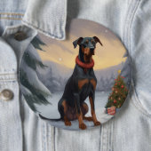 Badge Rond 15,2 Cm Chien Doberman pendant Noël de neige (En situation)