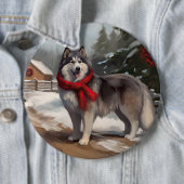 Badge Rond 15,2 Cm Chien malamué de l'Alaska en Noël de neige (En situation)