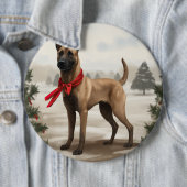 Badge Rond 15,2 Cm Chien malinois belge à Noël de neige (En situation)