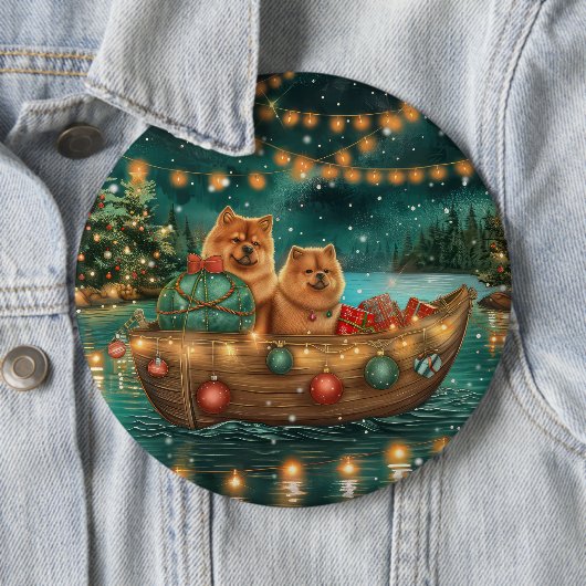 Badge Rond 15,2 Cm Chow Chow Noël Festive Voyage (En situation)