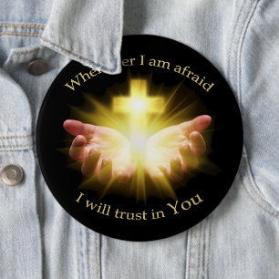 Badge Rond 15,2 Cm Citation biblique avec les mains tenant Croix