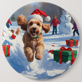 Badge Rond 15,2 Cm Cockapoo courant dans la neige avec un chapeau de (Devant)