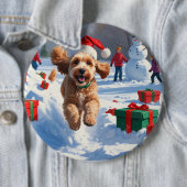 Badge Rond 15,2 Cm Cockapoo courant dans la neige avec un chapeau de (En situation)
