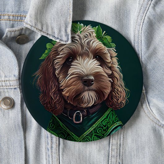 Badge Rond 15,2 Cm Cockapoo Dog en robe de fête St. Patrick (En situation)