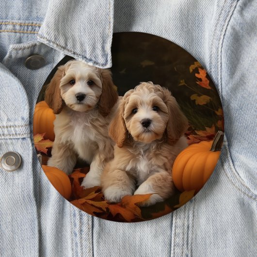 Badge Rond 15,2 Cm Cockapoo Puppy Citrouille d'automne (En situation)