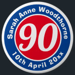 Badge Rond 15,2 Cm Commémoration d'anniversaire avec le nom, l'âge et<br><div class="desc">Commémorez un anniversaire important avec un badge qui est décoré avec le nom du destinataire,  ainsi que leur âge,  et la date de naissance.</div>