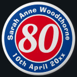 Badge Rond 15,2 Cm Commémoration d'anniversaire avec le nom, l'âge et<br><div class="desc">Commémorez un anniversaire important avec un badge qui est décoré avec le nom du destinataire,  ainsi que leur âge,  et la date de naissance.</div>