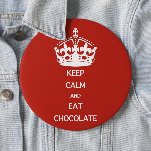 BADGE ROND 15,2 CM CONSERVEZ LE CHOCOLAT DE MANGE CALME (En situation)