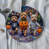 Badge Rond 15,2 Cm Costumes d'Halloween de Cairn Terrier (En situation)