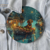 Badge Rond 15,2 Cm Dachshund Noël Festive Voyage (En situation)
