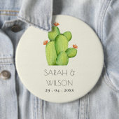 BADGE ROND 15,2 CM DÉSERT D'EAU VERTE MARIAGE DE FLEURS CACTUS (En situation)