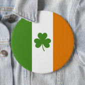 Badge Rond 15,2 Cm Drapeau irlandais de la Saint Patrick avec Shamroc (En situation)