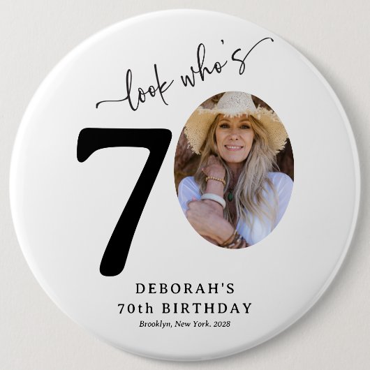 Badge Rond 15,2 Cm Drôle 'Look Who's 70' Elégant 70ème anniversaire (Devant)