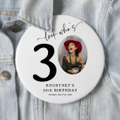 Badge Rond 15,2 Cm Drôle 'Regardez qui a 30' Elégant 30ème Anniversai (En situation)