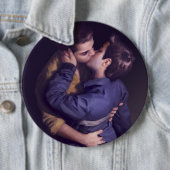 Badge Rond 15,2 Cm Dur - juste le baiser (bouton) (En situation)