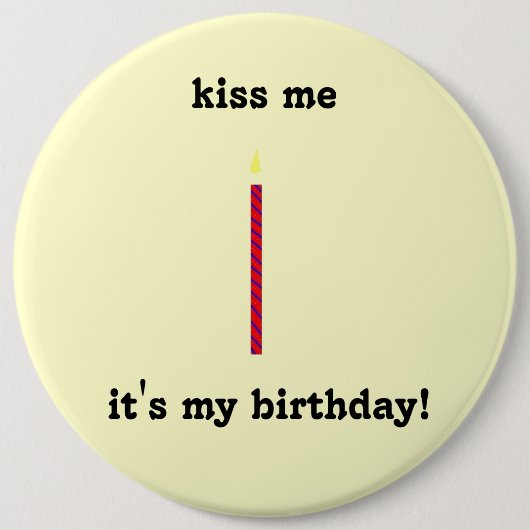 Badge Rond 15,2 Cm embrassez-moi, il est mon anniversaire ! (Devant)