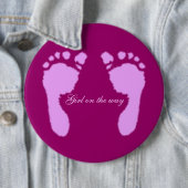 Badge Rond 15,2 Cm Empreintes bébé (Fille) (En situation)