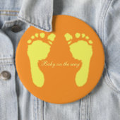 Badge Rond 15,2 Cm Empreintes de pas de bébé (jaune) (En situation)