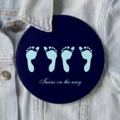 Badge Rond 15,2 Cm Empreintes de pas de bébé (jumeaux de garçon) (En situation)