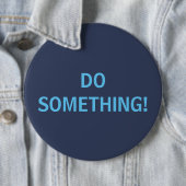 BADGE ROND 15,2 CM FAIS QUELQUE CHOSE ! (En situation)