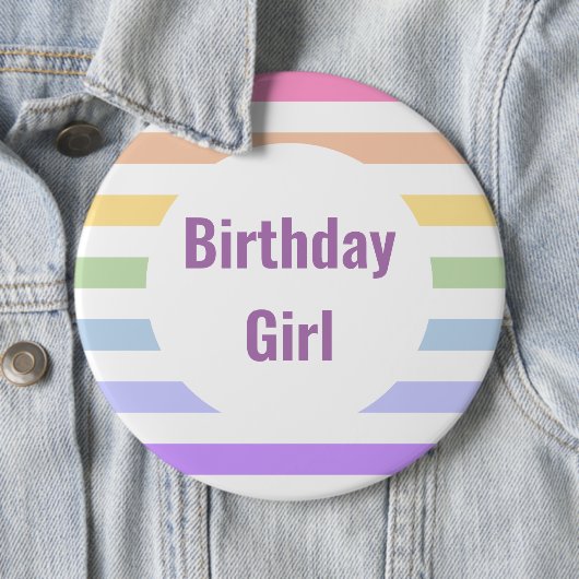 Badge Rond 15,2 Cm Fille d'anniversaire en arc-en-ciel rayures blanch (En situation)