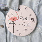 Badge Rond 15,2 Cm Flamingo Pink 'Birthday Girl!' button (En situation)