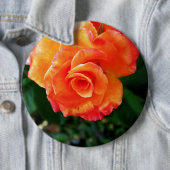 Badge Rond 15,2 Cm Fleur de rose orange (En situation)