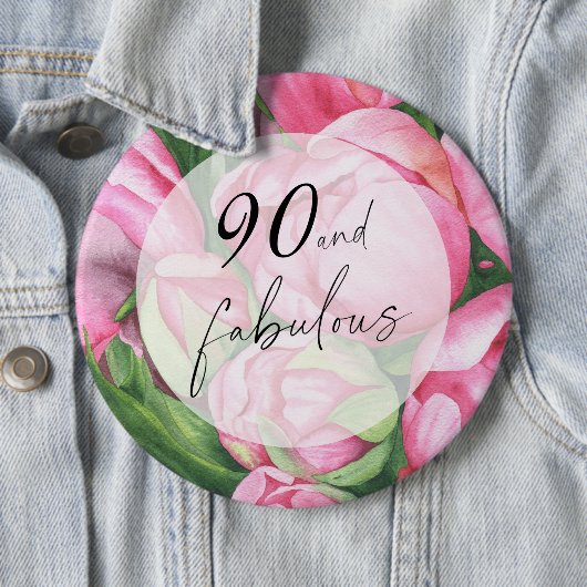 Badge Rond 15,2 Cm Fleurs de pivoines 90e fête d'anniversaire (En situation)