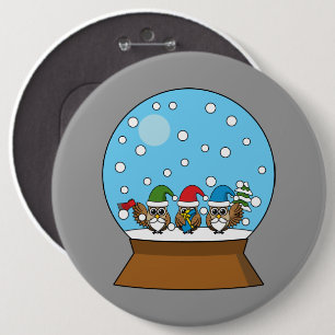 Badge Rond 15,2 Cm Globe des neiges avec trois Chouettes Gnomes