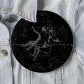 Badge Rond 15,2 Cm Gravure de carte de constellation de Gémeaux par (En situation)