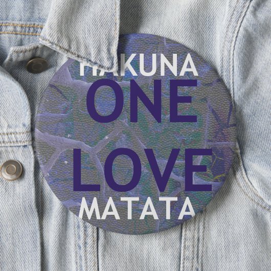 BADGE ROND 15,2 CM HAKUNA MATATA (En situation)