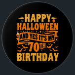 Badge Rond 15,2 Cm Happy Halloween and Yes It's my 70th Birthday Gift<br><div class="desc">2021,  halloween,  anniversaire,  drôle,  costumes halloweiens,  éffrayant,  halloweenanniversaire christmascadeau,  gothique,  citrouille,  chauves-souris</div>