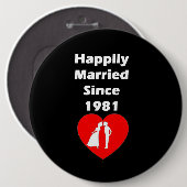 Badge Rond 15,2 Cm Heureusement marié depuis 1981 (Devant & derrière)