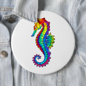 Badge Rond 15,2 Cm Hippocampe polygonal arc-en-ciel (En situation)